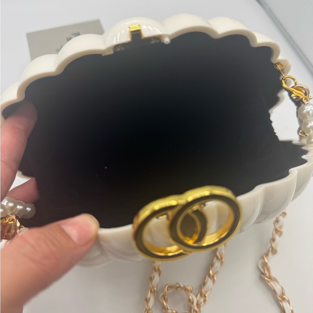 Elegant White Shell Crossbody Bag - Picture 2 of 7